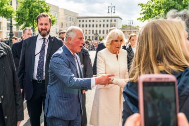 Berlin, Almanya - 7 Mayıs 2019: Charles, Galler Prensi ve Camilla, Cornwall Düşesi, Brandenburg Kapısı önünde