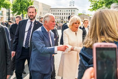Berlin, Almanya - 7 Mayıs 2019: Charles, Galler Prensi ve Camilla, Cornwall Düşesi, Brandenburg Kapısı önünde
