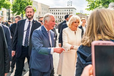 Berlin, Almanya - 7 Mayıs 2019: Charles, Galler Prensi ve Camilla, Cornwall Düşesi, Brandenburg Kapısı önünde