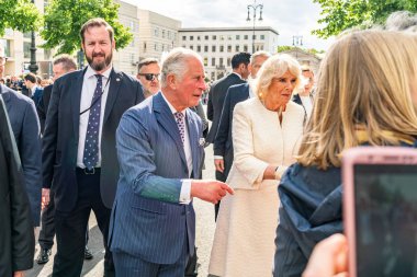 Berlin, Almanya - 7 Mayıs 2019: Charles, Galler Prensi ve Camilla, Cornwall Düşesi, Brandenburg Kapısı önünde