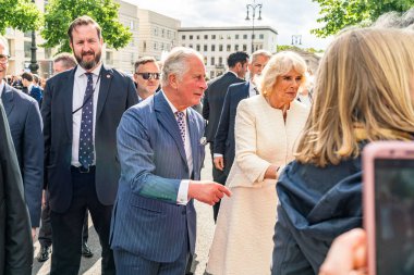 Berlin, Almanya - 7 Mayıs 2019: Charles, Galler Prensi ve Camilla, Cornwall Düşesi, Brandenburg Kapısı önünde