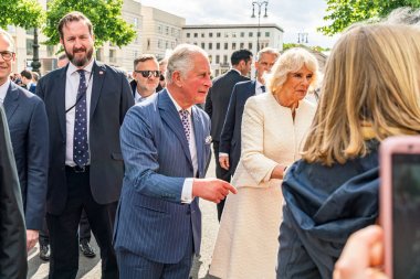 Berlin, Almanya - 7 Mayıs 2019: Charles, Galler Prensi ve Camilla, Cornwall Düşesi, Brandenburg Kapısı önünde
