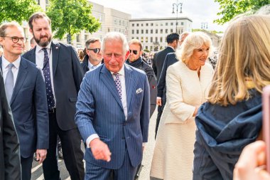 Berlin, Almanya - 7 Mayıs 2019: Charles, Galler Prensi ve Camilla, Cornwall Düşesi, Brandenburg Kapısı önünde