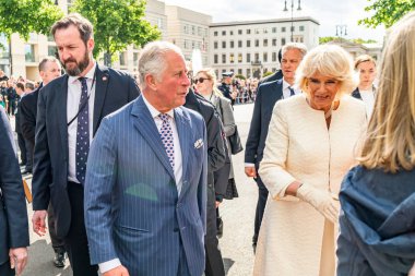 Berlin, Almanya - 7 Mayıs 2019: Charles, Galler Prensi ve Camilla, Cornwall Düşesi, Brandenburg Kapısı önünde