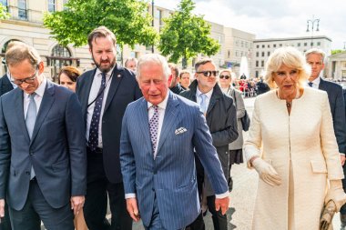Berlin, Almanya - 7 Mayıs 2019: Charles, Galler Prensi ve Camilla, Cornwall Düşesi, Brandenburg Kapısı önünde