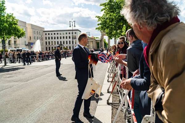 BERLIM, ALEMANHA - 7 de maio de 2019: Multidão à espera com bandeiras para Charles e Camilla em frente ao Portão de Brandemburgo — Fotografia de Stock