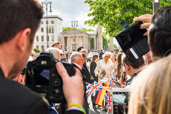 BERLIM, ALEMANHA - 7 de maio de 2019: Carlos, Príncipe de Gales e Camila, Duquesa da Cornualha, em frente ao Portão de Brandemburgo — Fotografia de Stock