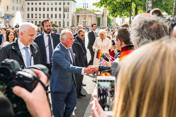 BERLIM, ALEMANHA - 7 de maio de 2019: Carlos, Príncipe de Gales e Camila, Duquesa da Cornualha, em frente ao Portão de Brandemburgo — Fotografia de Stock