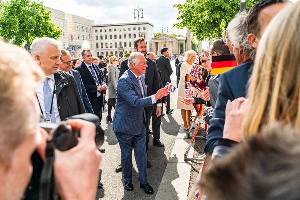 BERLIN, GERMANY - MAY 7, 2019: Charles, Prince of Wales and Camilla, Duchess of Cornwall, in front of Brandenburg Gate — Stock Photo, Image