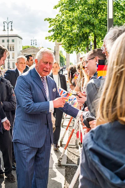 BERLIM, ALEMANHA - 7 de maio de 2019: Carlos, Príncipe de Gales em frente ao Portão de Brandemburgo — Fotografia de Stock