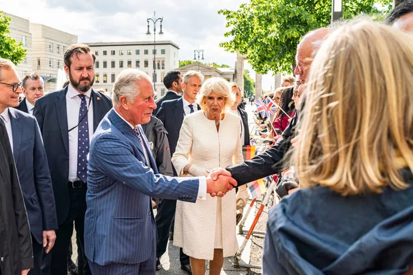 BERLIN, GERMANY - MAY 7, 2019: Charles, Prince of Wales and Camilla, Duchess of Cornwall, in front of Brandenburg Gate — Stock Photo, Image