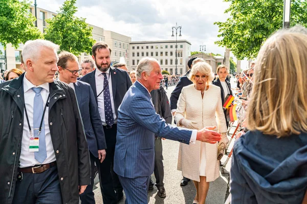 BERLIN, GERMANY - MAY 7, 2019: Charles, Prince of Wales and Camilla, Duchess of Cornwall, in front of Brandenburg Gate — Stock Photo, Image