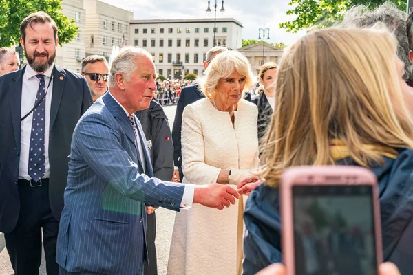 Berlin, deutschland - 7. mai 2019: charles, fürst von wales und camilla, herzogin von cornwall, vor dem brandenburger tor — Stockfoto