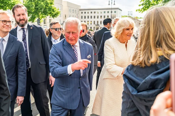 Berlin, deutschland - 7. mai 2019: charles, fürst von wales und camilla, herzogin von cornwall, vor dem brandenburger tor — Stockfoto