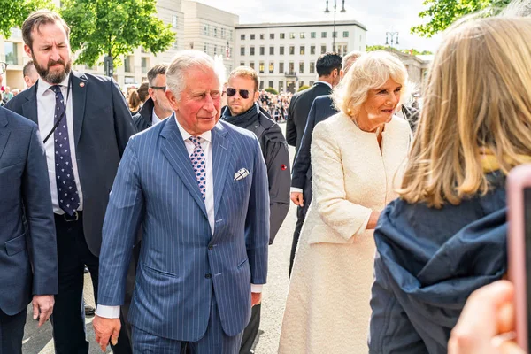 BERLIN, GERMANY - MAY 7, 2019: Charles, Prince of Wales and Camilla, Duchess of Cornwall, in front of Brandenburg Gate — Stock Photo, Image