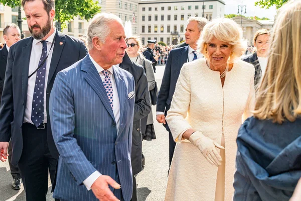 Berlin, deutschland - 7. mai 2019: charles, fürst von wales und camilla, herzogin von cornwall, vor dem brandenburger tor — Stockfoto