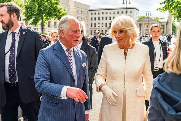 BERLIN, GERMANY - MAY 7, 2019: Charles, Prince of Wales and Camilla, Duchess of Cornwall, in front of Brandenburg Gate — Stock Photo, Image