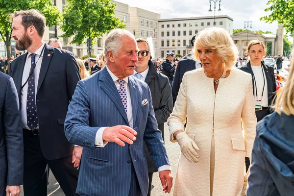 BERLIN, GERMANY - MAY 7, 2019: Charles, Prince of Wales and Camilla, Duchess of Cornwall, in front of Brandenburg Gate — Stock Photo, Image