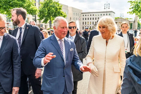 BERLIN, GERMANY - MAY 7, 2019: Charles, Prince of Wales and Camilla, Duchess of Cornwall, in front of Brandenburg Gate — Stock Photo, Image