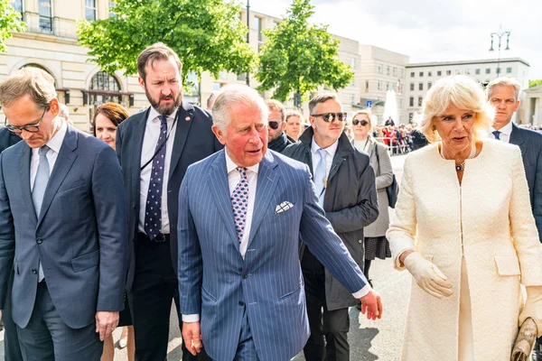 BERLIN, GERMANY - MAY 7, 2019: Charles, Prince of Wales and Camilla, Duchess of Cornwall, in front of Brandenburg Gate — Stock Photo, Image