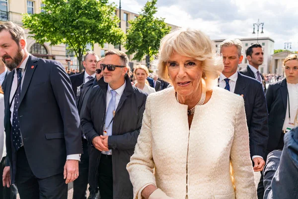 BERLIN, GERMANY - MAY 7, 2019: Camilla, Duchess of Cornwall, in front of Brandenburg Gate — Stock Photo, Image