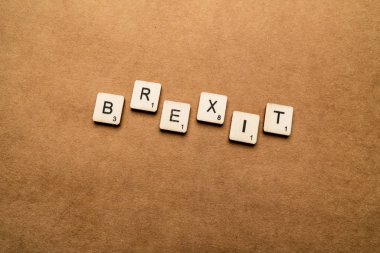 Londra, İngiltere - 24 Mayıs 2019: Brexit kelimesi, kahverengi dokulu bir arka plan üzerinde ahşap harf karoları ile yazılmış