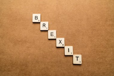 Londra, İngiltere - 24 Mayıs 2019: Brexit kelimesi, kahverengi dokulu bir arka plan üzerinde ahşap harf karoları ile yazılmış
