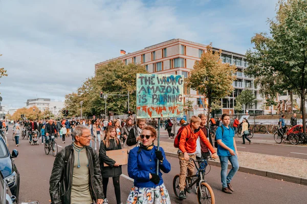 Berlín, Alemania - 20 de septiembre de 2019: Manifestantes de la rebelión de extinción en el centro de Berlín —  Fotos de Stock