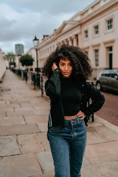 Porträt charmante junge Afrikanerin mit lockigem Haar, Street-Style — Stockfoto