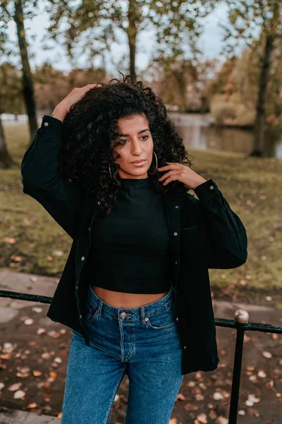 Retrato Encantadora joven africana con pelo rizado, Estilo Calle — Foto de Stock