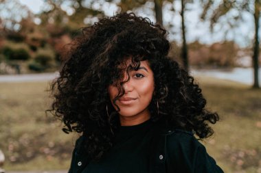 Cazibeli Genç Afrikalı Kadın Kıvırcık Saçlı, Sokak Tarzı