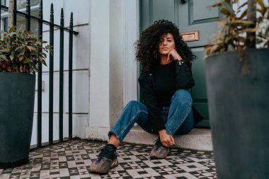 Cazibeli Genç Afrikalı Kadın Kıvırcık Saçlı, Sokak Tarzı