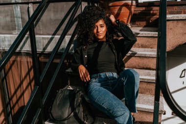 Cazibeli Genç Afrikalı Kadın Kıvırcık Saçlı, Sokak Tarzı