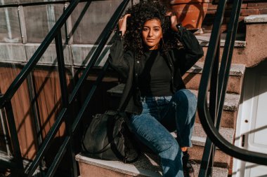 Cazibeli Genç Afrikalı Kadın Kıvırcık Saçlı, Sokak Tarzı