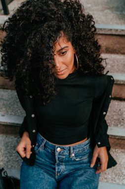 Cazibeli Genç Afrikalı Kadın Kıvırcık Saçlı, Sokak Tarzı