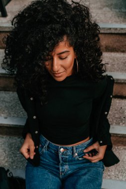 Cazibeli Genç Afrikalı Kadın Kıvırcık Saçlı, Sokak Tarzı