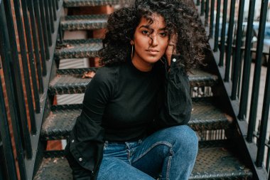 Cazibeli Genç Afrikalı Kadın Kıvırcık Saçlı, Sokak Tarzı