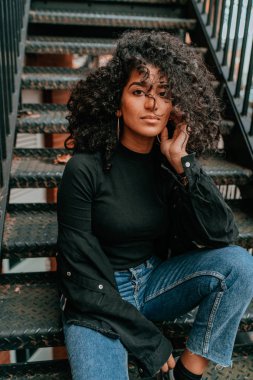 Cazibeli Genç Afrikalı Kadın Kıvırcık Saçlı, Sokak Tarzı