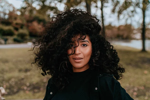 Portrait Charme Jeune femme africaine aux cheveux bouclés, Street Style — Photo