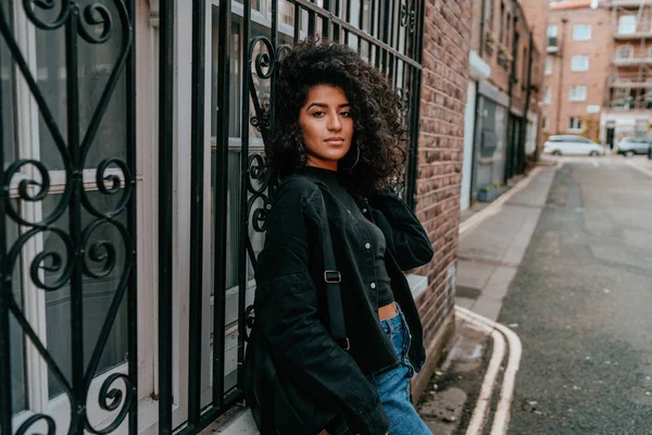 Retrato Encantadora joven africana con pelo rizado, Estilo Calle — Foto de Stock