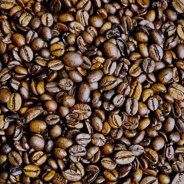 Bir yığın aromatik kahverengi kahve çekirdeği.