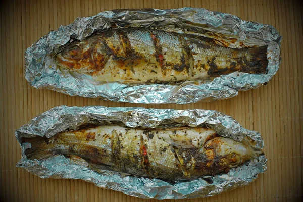 ızgara lezzetli balık deniz levreği masada.