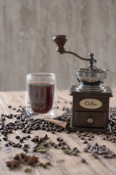 탁자 위에 놓인 커피와 볶은 커피 콩 한 잔 — 스톡 사진