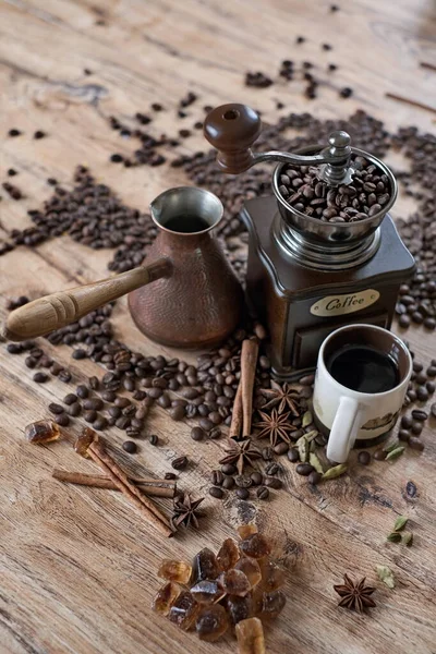 Uma xícara de café e grãos de café torrados na mesa — Fotografia de Stock