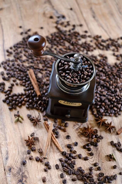 Vecchio macinino a mano vintage con chicchi di caffè — Foto Stock