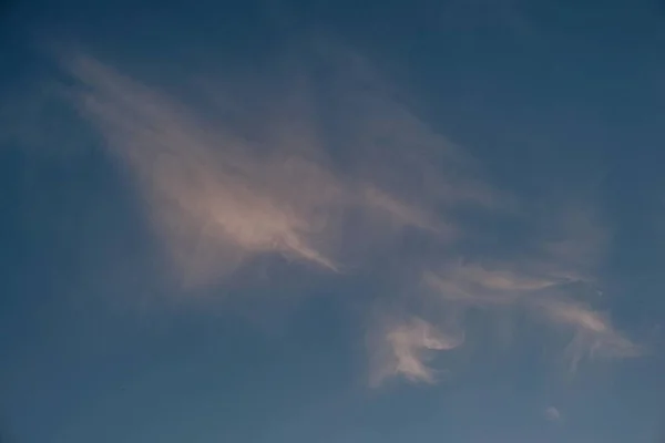 Błękitne niebo z bufiastą chmurą.Air chmury — Zdjęcie stockowe