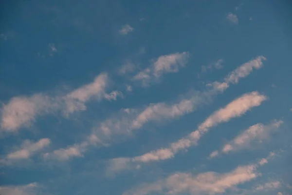 Błękitne niebo z bufiastą chmurą.Air chmury — Zdjęcie stockowe