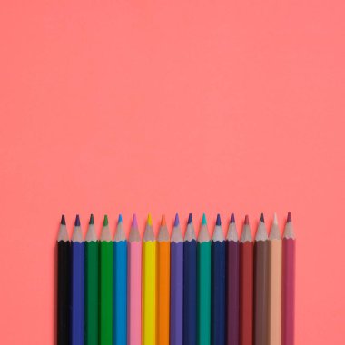 Okul illüstrasyonu için tahta renkli kalemler.