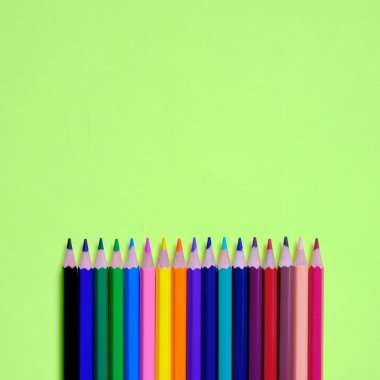 Okul illüstrasyonu için tahta renkli kalemler.