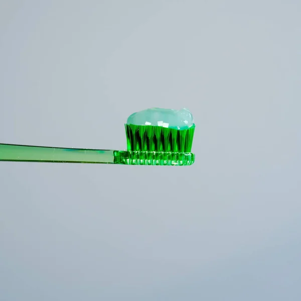 Yeşil arkaplanda yeşil şeffaf diş fırçası